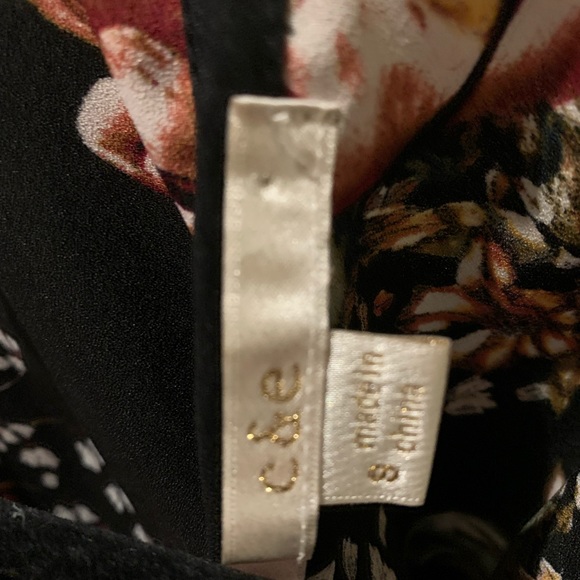 Black floral printed open shoulder top - Picture 3 of 3